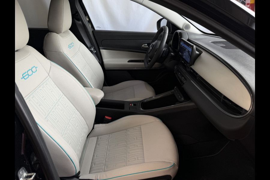 Fiat 600 1.2 HYBRID LA PRIMA CAMERA CARPLAY ADAP.CRUISE STOELVERW. ELEK.KLEP LEER MASSAGE ELEK.STOEL 18''LMV ✅ Top Auto Fiat Wijchen , 30 Jaar ervaring in Fiat , Wij leveren de : Icon / La Prima / Pop / Sport . Urban / Benzine / Hybrid . Met Fabrieksgarantie ✅