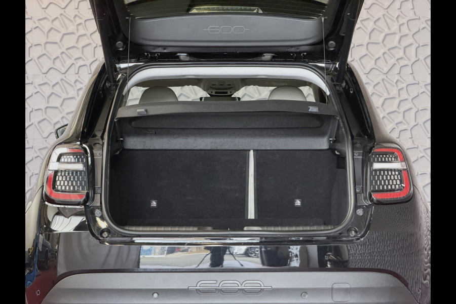 Fiat 600 1.2 HYBRID LA PRIMA CAMERA CARPLAY ADAP.CRUISE STOELVERW. ELEK.KLEP LEER MASSAGE ELEK.STOEL 18''LMV ✅ Top Auto Fiat Wijchen , 30 Jaar ervaring in Fiat , Wij leveren de : Icon / La Prima / Pop / Sport . Urban / Benzine / Hybrid . Met Fabrieksgarantie ✅