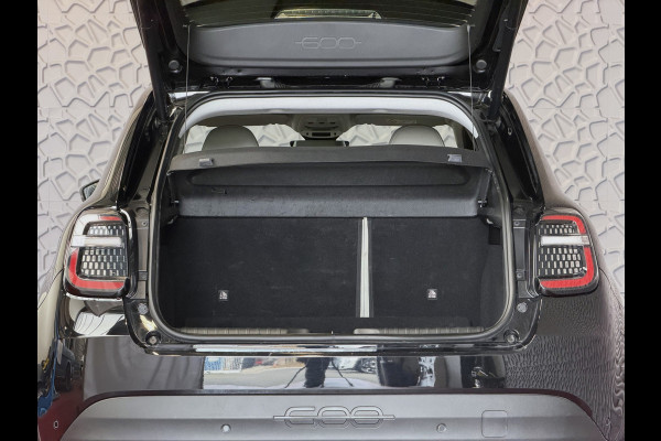 Fiat 600 1.2 HYBRID LA PRIMA CAMERA CARPLAY ADAP.CRUISE STOELVERW. ELEK.KLEP LEER MASSAGE ELEK.STOEL 18''LMV ✅ Top Auto Fiat Wijchen , 30 Jaar ervaring in Fiat , Wij leveren de : Icon / La Prima / Pop / Sport . Urban / Benzine / Hybrid . Met Fabrieksgarantie ✅