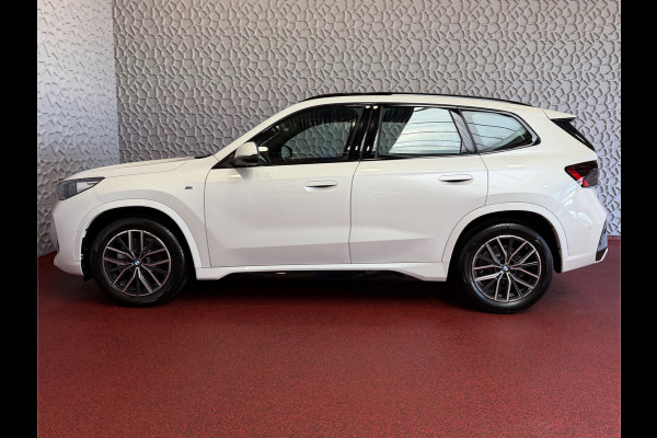 BMW X1 SDRIVE M-SPORT SHADOW LINE NAVI LED ELEK.KLEP ADAP.CRUISE LEER/ALCANTARA CAMERA M-SPORT INTERIEUR / EXTERIEUR ✅ Top Auto's. Al 30 Jaar uw Bmw Specialist in ,  BMW M / M Sport / PHEV / HEV / Hybrid / Mhev / 25e / 30e / xDrive25e // xDrive30e / sDrive18i / sDrive20i / sDrive23i ✅