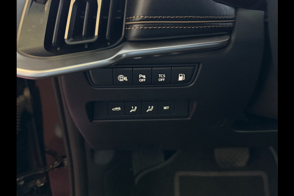 Mazda CX-60 2.5 e-SkyActiv PHEV HOMURA ELEK.STOEL PANO SCHUIFDAK STOEL/STUUR.VERW/VENTILATIE HEADUP AWD 4X4 4WD ✅ Top Auto's Wijchen. Al 30 Jaar verkoop van Mazda , Alle Modellen PHEV / HEV / BENZINE✅