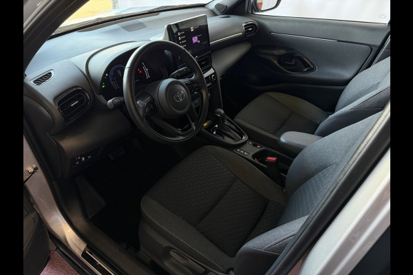 Toyota Yaris Cross 1.5 HYBRID DYNAMIC STOEL/STUUR VERW. 17''LMV P.SENSOR V+A KEYLESS CAMERA LED ZWARTE HEMEL MODEL 2025 ✅ Top Auto's Wijchen , Al 30 Jaar verkoop van Toyota , Type's Launch / Executive / Dynamic / First Edition / Business / Zowel Phev / Hev / Benzine / met fabrieksgarantie ✅