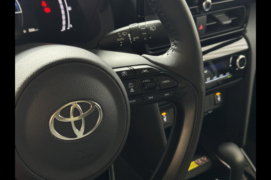 Toyota Yaris Cross 1.5 HYBRID DYNAMIC STOEL/STUUR VERW. 17''LMV P.SENSOR V+A KEYLESS CAMERA LED ZWARTE HEMEL MODEL 2025 ✅ Top Auto's Wijchen , Al 30 Jaar verkoop van Toyota , Type's Launch / Executive / Dynamic / First Edition / Business / Zowel Phev / Hev / Benzine / met fabrieksgarantie ✅