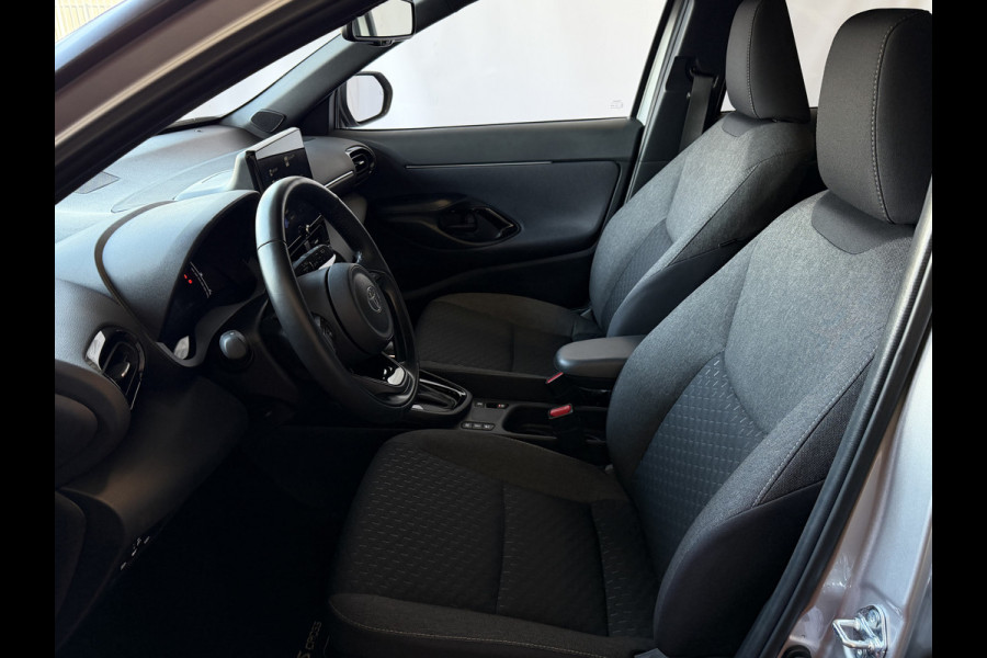 Toyota Yaris Cross 1.5 HYBRID DYNAMIC STOEL/STUUR VERW. 17''LMV P.SENSOR V+A KEYLESS CAMERA LED ZWARTE HEMEL MODEL 2025 ✅ Top Auto's Wijchen , Al 30 Jaar verkoop van Toyota , Type's Launch / Executive / Dynamic / First Edition / Business / Zowel Phev / Hev / Benzine / met fabrieksgarantie ✅