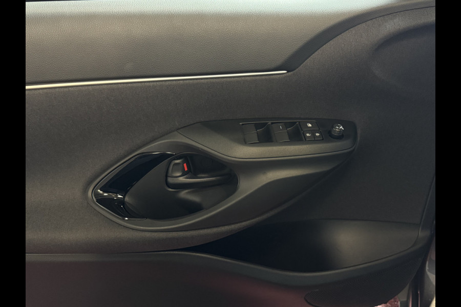 Toyota Yaris Cross 1.5 HYBRID DYNAMIC STOEL/STUUR VERW. 17''LMV P.SENSOR V+A KEYLESS CAMERA LED ZWARTE HEMEL MODEL 2025 ✅ Top Auto's Wijchen , Al 30 Jaar verkoop van Toyota , Type's Launch / Executive / Dynamic / First Edition / Business / Zowel Phev / Hev / Benzine / met fabrieksgarantie ✅