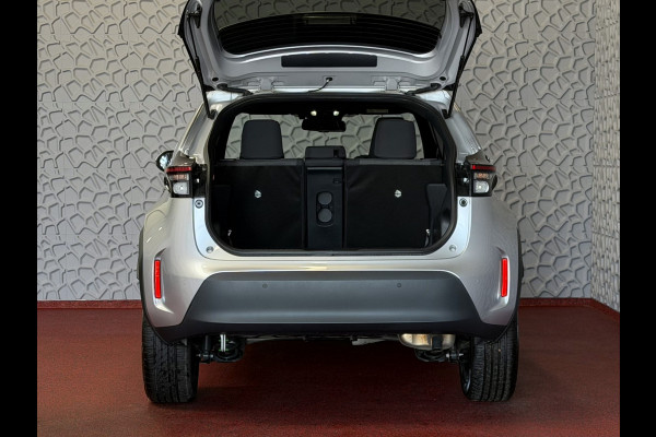 Toyota Yaris Cross 1.5 HYBRID DYNAMIC STOEL/STUUR VERW. 17''LMV P.SENSOR V+A KEYLESS CAMERA LED ZWARTE HEMEL MODEL 2025 ✅ Top Auto's Wijchen , Al 30 Jaar verkoop van Toyota , Type's Launch / Executive / Dynamic / First Edition / Business / Zowel Phev / Hev / Benzine / met fabrieksgarantie ✅