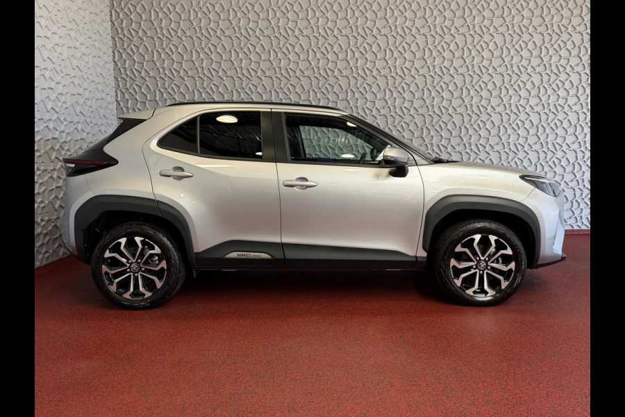 Toyota Yaris Cross 1.5 HYBRID DYNAMIC STOEL/STUUR VERW. 17''LMV P.SENSOR V+A KEYLESS CAMERA LED ZWARTE HEMEL MODEL 2025 ✅ Top Auto's Wijchen , Al 30 Jaar verkoop van Toyota , Type's Launch / Executive / Dynamic / First Edition / Business / Zowel Phev / Hev / Benzine / met fabrieksgarantie ✅