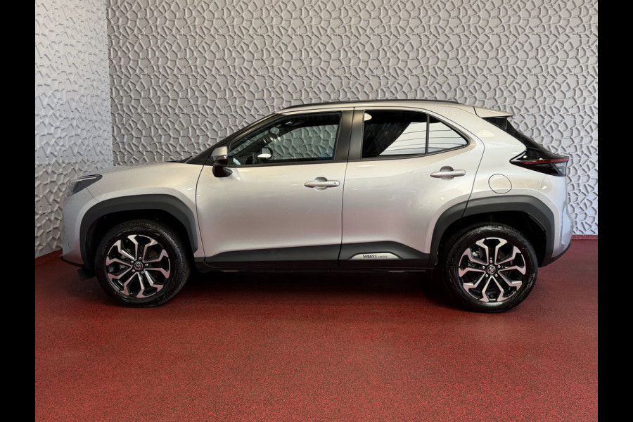 Toyota Yaris Cross 1.5 HYBRID DYNAMIC STOEL/STUUR VERW. 17''LMV P.SENSOR V+A KEYLESS CAMERA LED ZWARTE HEMEL MODEL 2025 ✅ Top Auto's Wijchen , Al 30 Jaar verkoop van Toyota , Type's Launch / Executive / Dynamic / First Edition / Business / Zowel Phev / Hev / Benzine / met fabrieksgarantie ✅