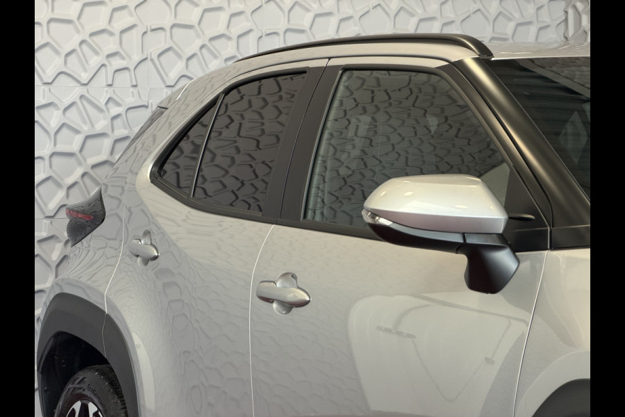 Toyota Yaris Cross 1.5 HYBRID DYNAMIC STOEL/STUUR VERW. 17''LMV P.SENSOR V+A KEYLESS CAMERA LED ZWARTE HEMEL MODEL 2025 ✅ Top Auto's Wijchen , Al 30 Jaar verkoop van Toyota , Type's Launch / Executive / Dynamic / First Edition / Business / Zowel Phev / Hev / Benzine / met fabrieksgarantie ✅