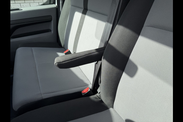 Toyota Proace Shuttle 2.0 D-4D automaat Navigator Medium L3H1 / 9 persoons / euro 6 diesel / bpm vrij / vaste prijs rijklaar € 19.950 incl btw / inclusief een nieuwe distributie riem / isofix !
