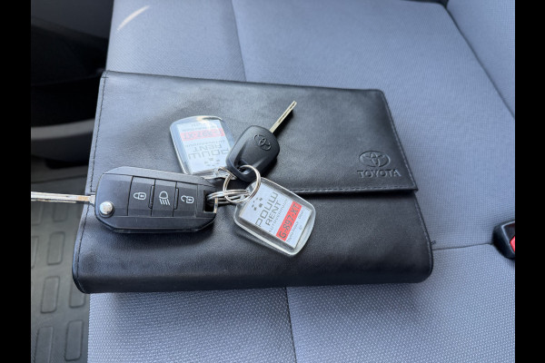 Toyota Proace Shuttle 2.0 D-4D automaat Navigator Medium L3H1 / 9 persoons / euro 6 diesel / bpm vrij / vaste prijs rijklaar € 19.950 incl btw / inclusief een nieuwe distributie riem / isofix !