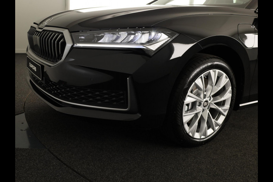Škoda Superb Combi Business Edition PHEV 1.5 TSI 204 pk 6 versn. DSG | Trekhaak, wegklapbaar | Chrome pakket | Lichtmetalen velgen 18 inch Dofida zilver