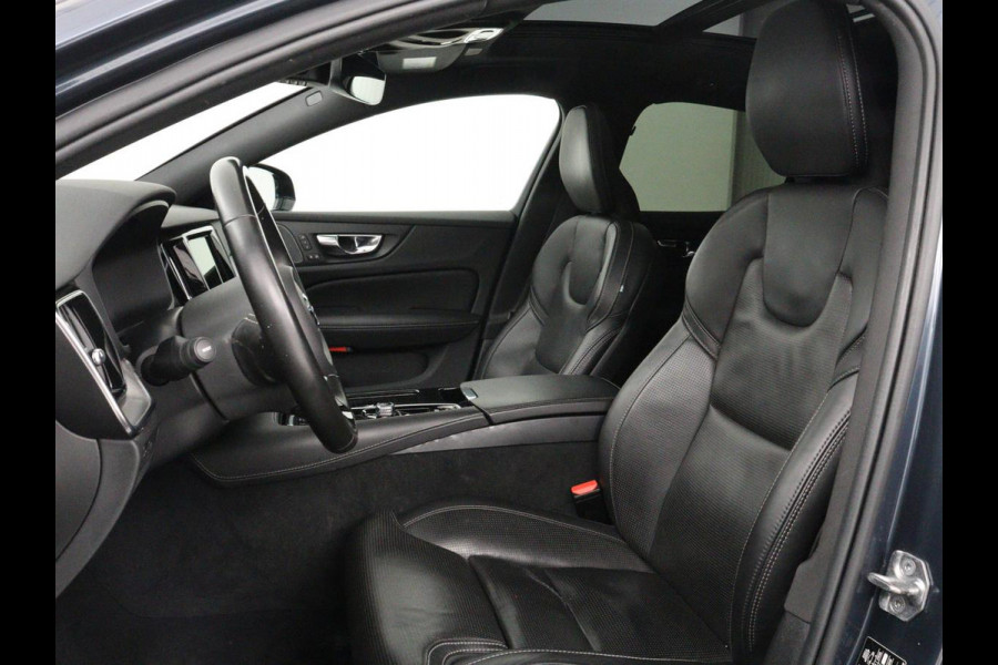 Volvo S60 2.0 Recharge T8 AWD R-Design | Panoramadak | Stoelventilatie | Head-Up | Leder | 360 Camera | Massage | Adaptive cruise | Trekhaak | Achterbankverwarming | Carplay | Harman/Kardon | PHEV | Plug In