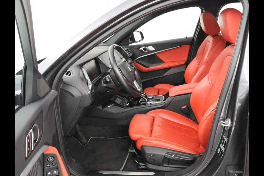 BMW 1-serie 118i High Executive | Sport Line | Panoramadak | Leder | Stoelverwarming | Keyless | Live Cockpit | Carplay | Sportstoelen | Navigatie | Spiegel Pakket | Parkeerhulp | Climate control
