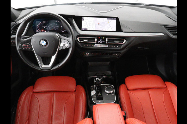 BMW 1-serie 118i High Executive | Sport Line | Panoramadak | Leder | Stoelverwarming | Keyless | Live Cockpit | Carplay | Sportstoelen | Navigatie | Spiegel Pakket | Parkeerhulp | Climate control