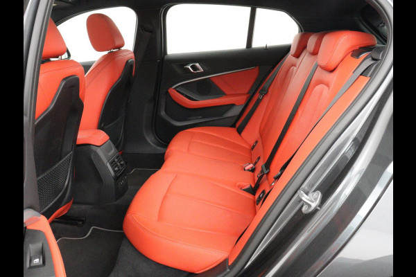 BMW 1-serie 118i High Executive | Sport Line | Panoramadak | Leder | Stoelverwarming | Keyless | Live Cockpit | Carplay | Sportstoelen | Navigatie | Spiegel Pakket | Parkeerhulp | Climate control