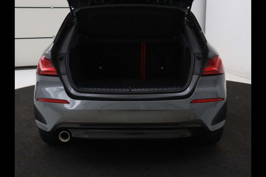 BMW 1-serie 118i High Executive | Sport Line | Panoramadak | Leder | Stoelverwarming | Keyless | Live Cockpit | Carplay | Sportstoelen | Navigatie | Spiegel Pakket | Parkeerhulp | Climate control
