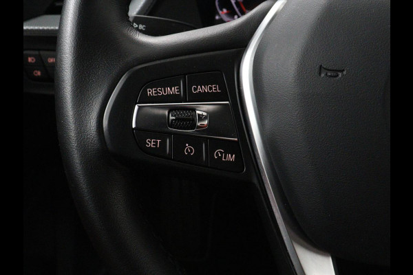 BMW 1-serie 118i High Executive | Sport Line | Panoramadak | Leder | Stoelverwarming | Keyless | Live Cockpit | Carplay | Sportstoelen | Navigatie | Spiegel Pakket | Parkeerhulp | Climate control