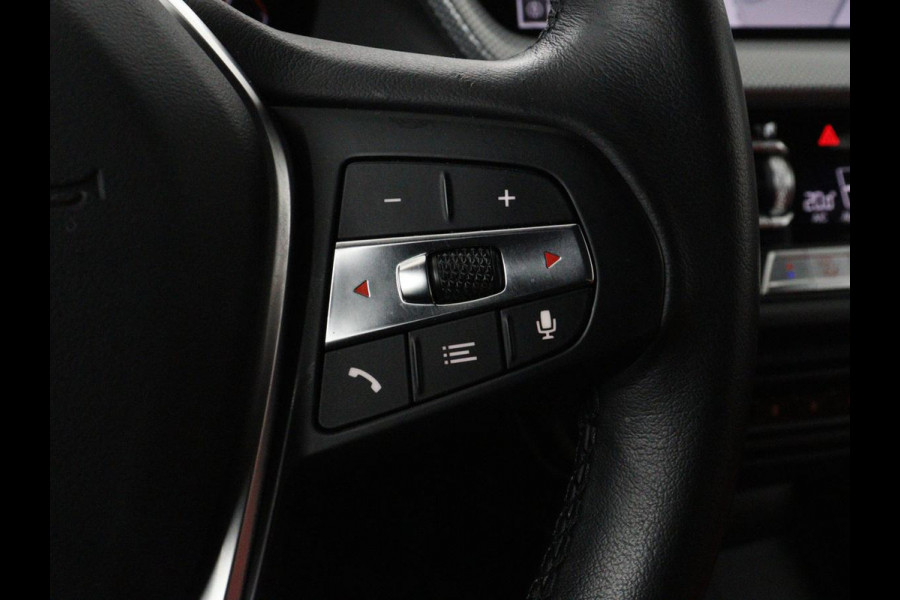 BMW 1-serie 118i High Executive | Sport Line | Panoramadak | Leder | Stoelverwarming | Keyless | Live Cockpit | Carplay | Sportstoelen | Navigatie | Spiegel Pakket | Parkeerhulp | Climate control