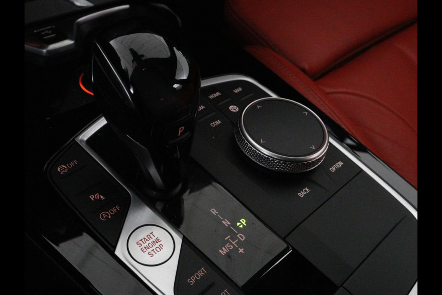 BMW 1-serie 118i High Executive | Sport Line | Panoramadak | Leder | Stoelverwarming | Keyless | Live Cockpit | Carplay | Sportstoelen | Navigatie | Spiegel Pakket | Parkeerhulp | Climate control