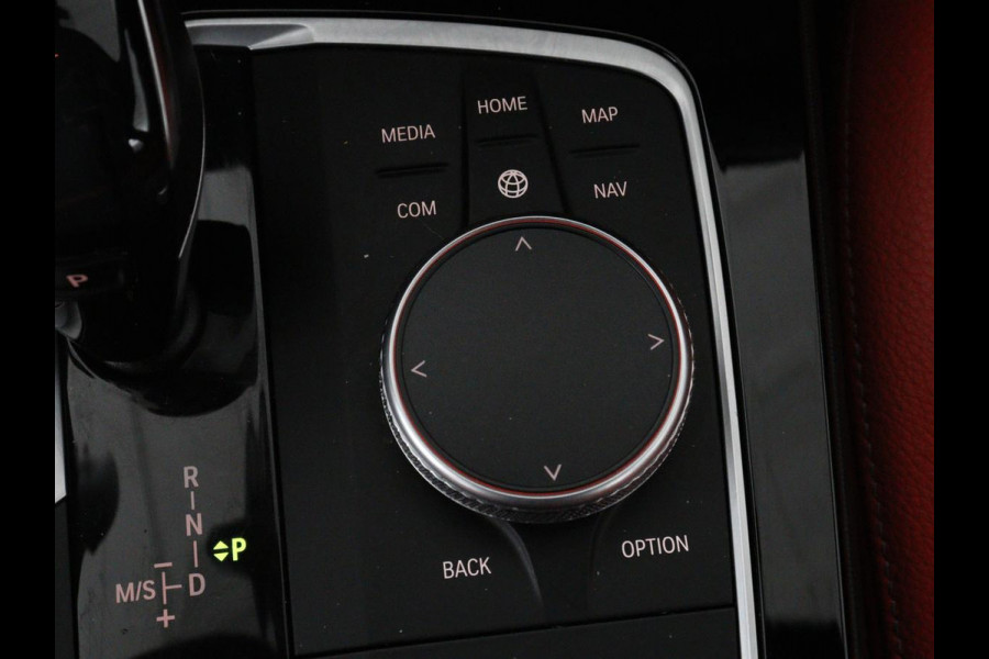 BMW 1-serie 118i High Executive | Sport Line | Panoramadak | Leder | Stoelverwarming | Keyless | Live Cockpit | Carplay | Sportstoelen | Navigatie | Spiegel Pakket | Parkeerhulp | Climate control