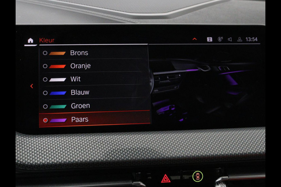 BMW 1-serie 118i High Executive | Sport Line | Panoramadak | Leder | Stoelverwarming | Keyless | Live Cockpit | Carplay | Sportstoelen | Navigatie | Spiegel Pakket | Parkeerhulp | Climate control