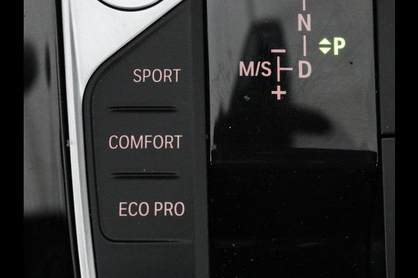 BMW 1-serie 118i High Executive | Sport Line | Panoramadak | Leder | Stoelverwarming | Keyless | Live Cockpit | Carplay | Sportstoelen | Navigatie | Spiegel Pakket | Parkeerhulp | Climate control