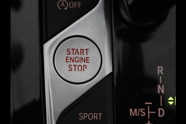 BMW 1-serie 118i High Executive | Sport Line | Panoramadak | Leder | Stoelverwarming | Keyless | Live Cockpit | Carplay | Sportstoelen | Navigatie | Spiegel Pakket | Parkeerhulp | Climate control