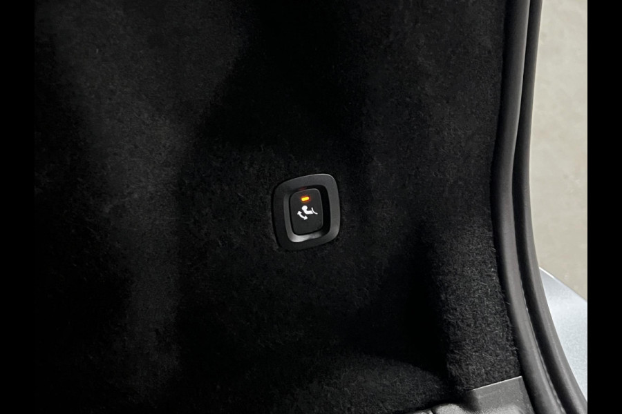 Volvo XC60 2.0 T8 Twin Engine AWD Momentum Pro Trekhaak | Massage | Stoelventilatie | Open dak | Stoelverwarming | Achteruitrij camera | Memory | Carplay | Leder