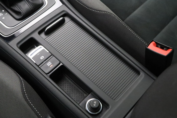 Volkswagen Golf Variant 1.5 TSI 150 PK Automaat Highline R-Line Business, Massage, Carplay, Trekhaak