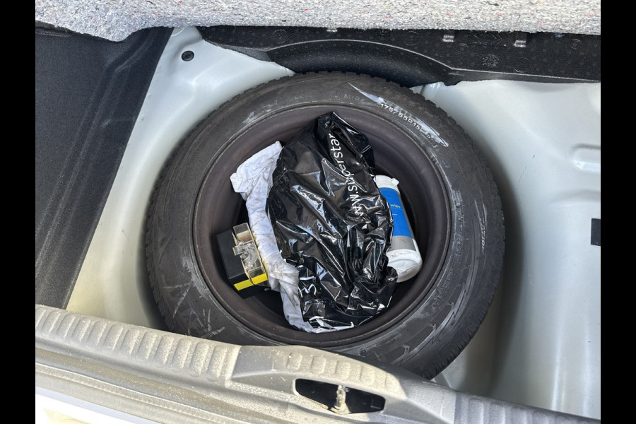 Citroën C3 1.2 PureTech C-Series 110pk Cruise Clima Carplay Navigatie Verwarmde stoelen