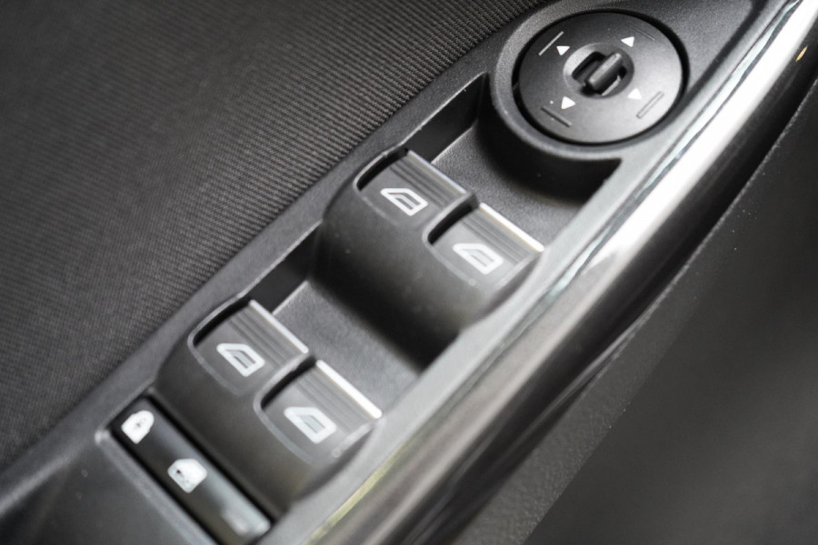 Ford FOCUS Wagon 1.5 150pk Titanium Automaat | Winterpack | Trekhaak | All-seasonbanden | Keyless | Cruise control | Apple Carplay