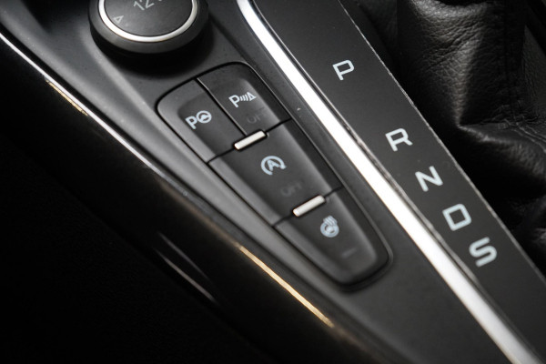 Ford FOCUS Wagon 1.5 150pk Titanium Automaat | Winterpack | Trekhaak | All-seasonbanden | Keyless | Cruise control | Apple Carplay