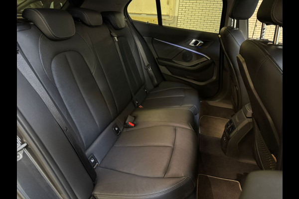 BMW 1-serie 118i 136PK AUT. HIGH EXECUTIVE TREKHAAK/LEDER/PANORAMADAK