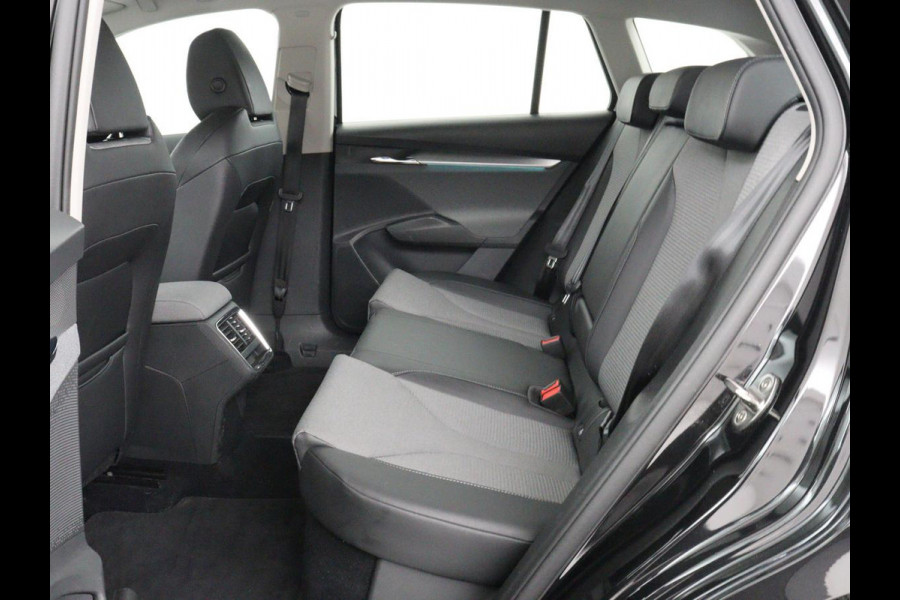 Škoda ENYAQ iV 60 | Trekhaak | Half leder | Carplay | Navigatie | Full LED | 19'' | Cruise control | Sfeerverlichting | Parkeerhulp | Climate control