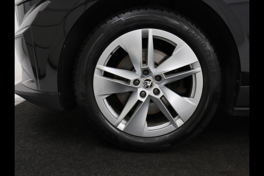 Škoda ENYAQ iV 60 | Trekhaak | Half leder | Carplay | Navigatie | Full LED | 19'' | Cruise control | Sfeerverlichting | Parkeerhulp | Climate control