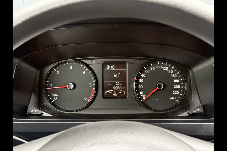 Volkswagen Transporter 2.0 TDI 102 PK / L1H1 / 1e EIG. / ACHTERKLEP / AIRCO / CRUISE / CAMERA / VERWARMDE VOORRUIT