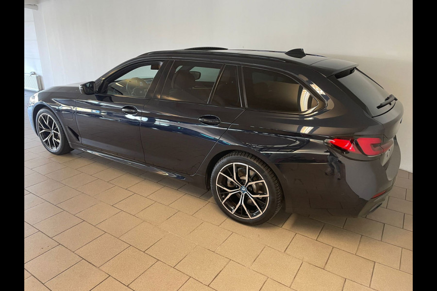 BMW 5 Serie Touring 530e Business Edition Plus AUTOMAAT AIRCO NAVI CRUISE PANO LEDER VELGEN CAMERA NIEUWSTAAT