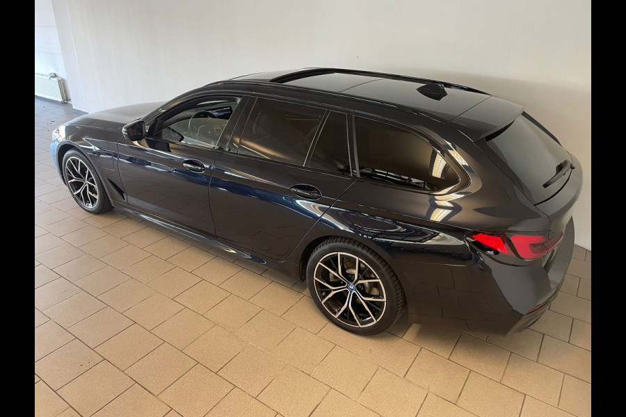 BMW 5 Serie Touring 530e Business Edition Plus AUTOMAAT AIRCO NAVI CRUISE PANO LEDER VELGEN CAMERA NIEUWSTAAT