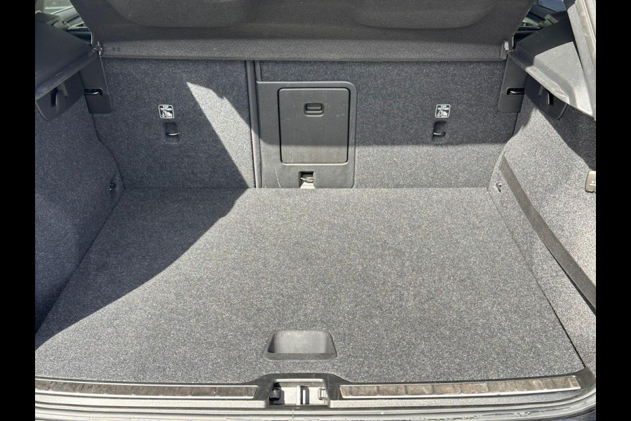 Volvo XC40 1.5 T5 Recharge R-Design | Trekhaak | Panorama dak | Beige Leder | Dealer onderhouden |