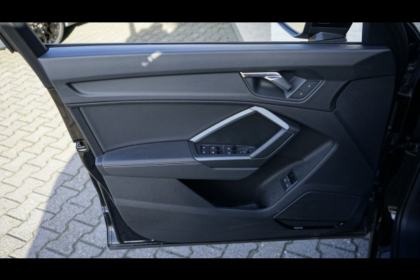 Audi Q3 45 TFSIe 3x S-Line Black Optik AUTOMAAT-ACC-CAMERA-CLIMA-KEYLESS-MATRIX LED-SONOS-STOELVERWARMING-VIRTUEEL