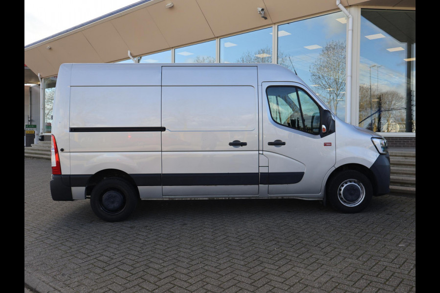 Renault Master T35 2.3 dCi 150 PK AUTOMAAT L2H2 + CARPLAY | CAMERA | 2500 KG TREKHAAK | CRUISE | NAVIGATIE