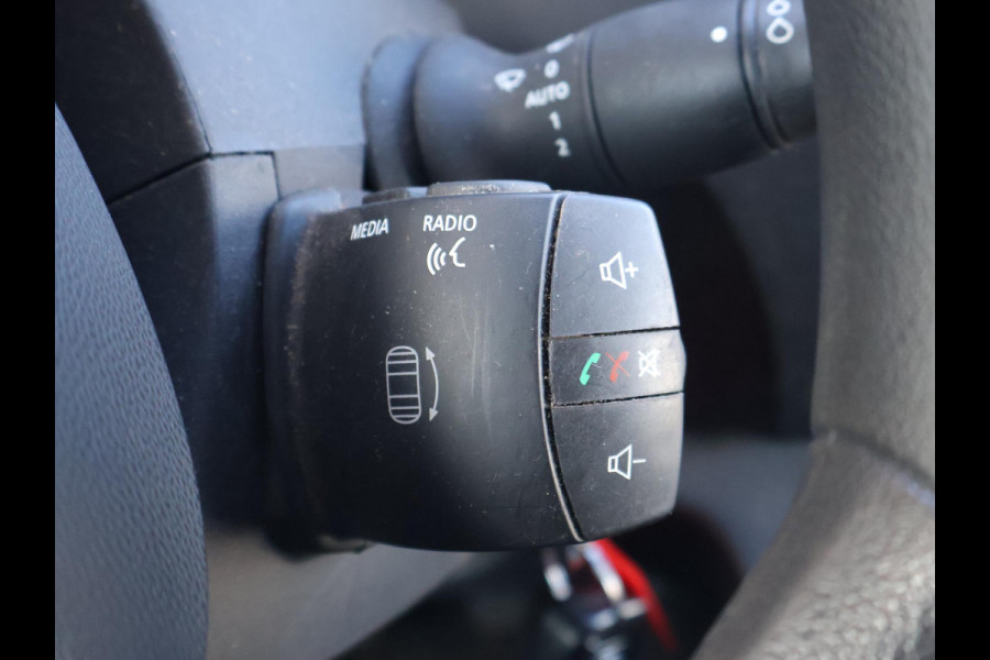 Renault Master T35 2.3 dCi 150 PK AUTOMAAT L2H2 + CARPLAY | CAMERA | 2500 KG TREKHAAK | CRUISE | NAVIGATIE