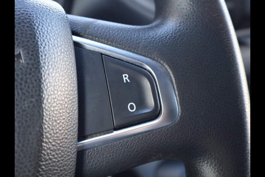 Renault Master T35 2.3 dCi 150 PK AUTOMAAT L2H2 + CARPLAY | CAMERA | 2500 KG TREKHAAK | CRUISE | NAVIGATIE