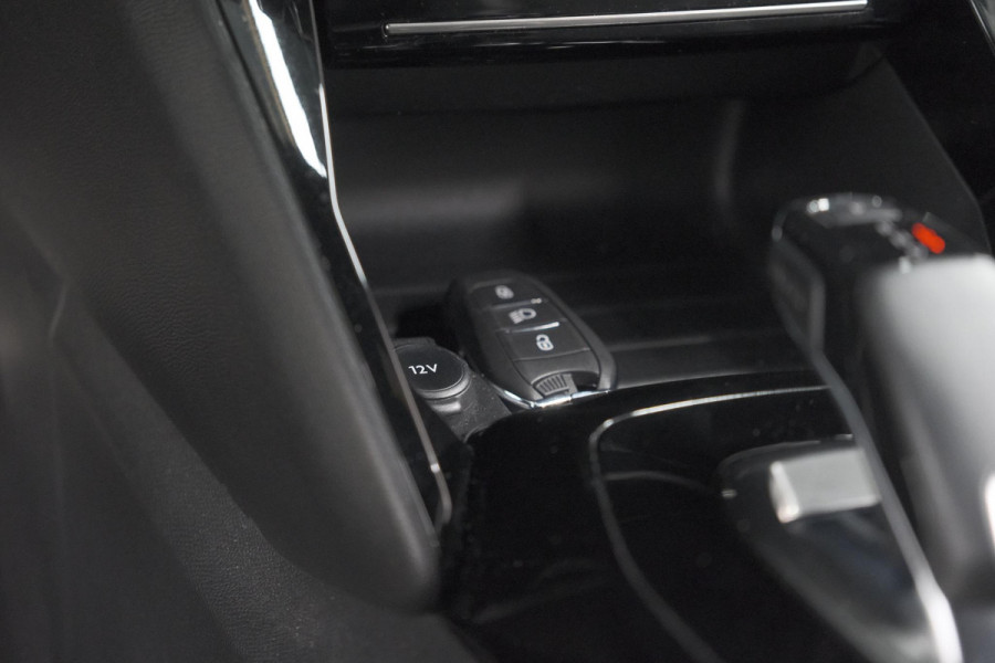 Peugeot 208 PureTech 130 EAT8 GT-Line | Camera | Adaptieve Cruise Control | Stoelverwarming | Navigatie