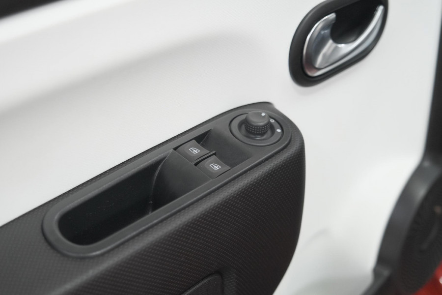 Renault Twingo 1.0 SCe Limited | Automaat | Parkeersensoren | Allseason Banden | Bluetooth Radio