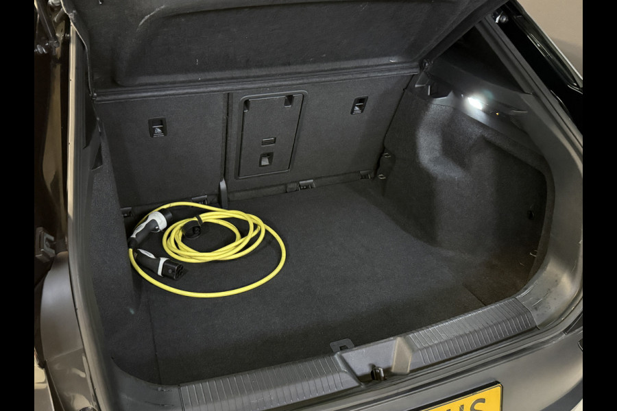 Volkswagen ID.4 First 77 kWh | Elek. Trekhaak | Warmtepomp | Apple Carplay | Camera