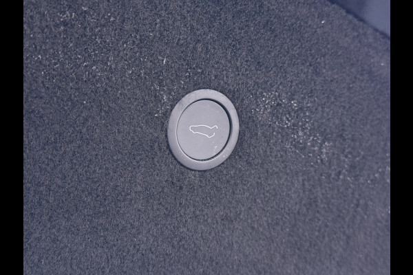 Tesla Model S 680 pk 0-100 3,1sec. Adaptive-Luchtvering FSD-4 / AutoPilot-4 Enhanced EAP ASS-Smart Summon Yoke Stuur Zelf-Parkeren / Voorrijde Long Range100kw Dual Motor 4WD AWD Schuifkanteldak Wi-Fi.Vb. App AEB ASR Rijstrookhulp Bordherkenning ACC ESP DodehoekDetector  Mistlampen Verwarmde-Sproeiers AWD 4 wheel Drive 1.600kg Trekvermogen Orig. NL-se auto 118.000 euro nieuw ! Fabrieksgarantie 4 jaar 80.000 en 240.000/8 jaar Accupakket!