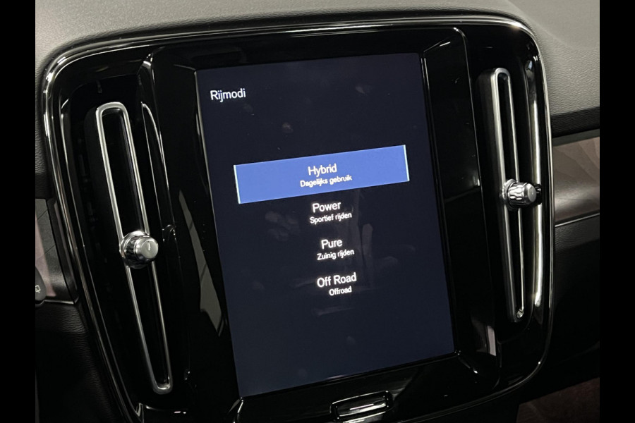 Volvo XC40 1.5 T5 Plug-in hybrid Ultimate Dark Open dak | Adapt. Cruise | 360 camera | Stuur-/stoelverwarming | Harman/Kardon | Leder | Carplay
