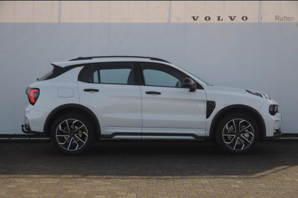 Lynk & Co 01 276PK Automaat Core / Adaptieve cruise control / Stoel - en stuurwielverarming / Parkeersensoren met camera / Apple carplay / Trekhaak / Metallic lak / 19" lichtmetalen velgen